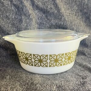 Pyrex Verde Green Butterfly 1 1/2qt with lid